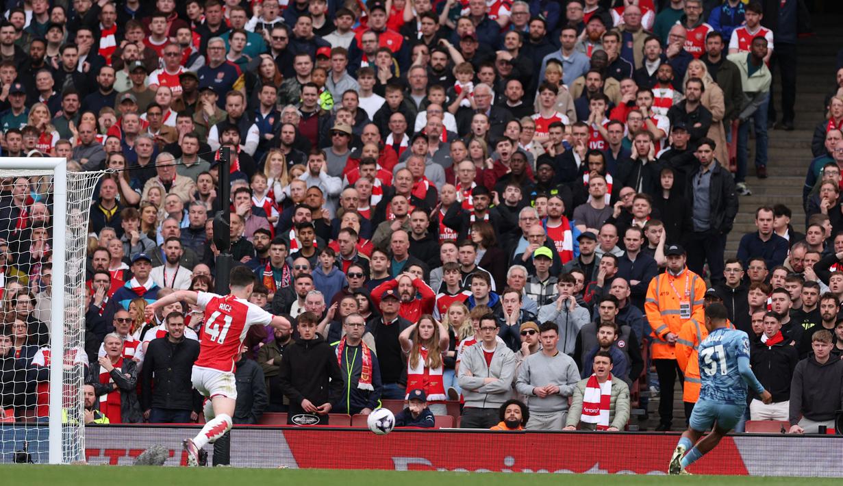Striker Aston Villa, Leon Bailey (kanan) mencetak gol pertama timnya ke gawang Arsenal pada laga pekan ke-33 Premier League 2023/2024 di Emirates Stadium, London, Minggu (14/4/2024). (AFP/Adrian Dennis)
