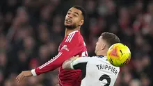 Cody Gakpo (kiri) berduel udara melawan Kieran Trippier di laga Liverpool vs Newcastle di pekan ke-24 Liga Inggris 2025/2026 di Anfield, Minggu (01/02/2026) dini hari WIB. (AP Photo/Jon Super)
