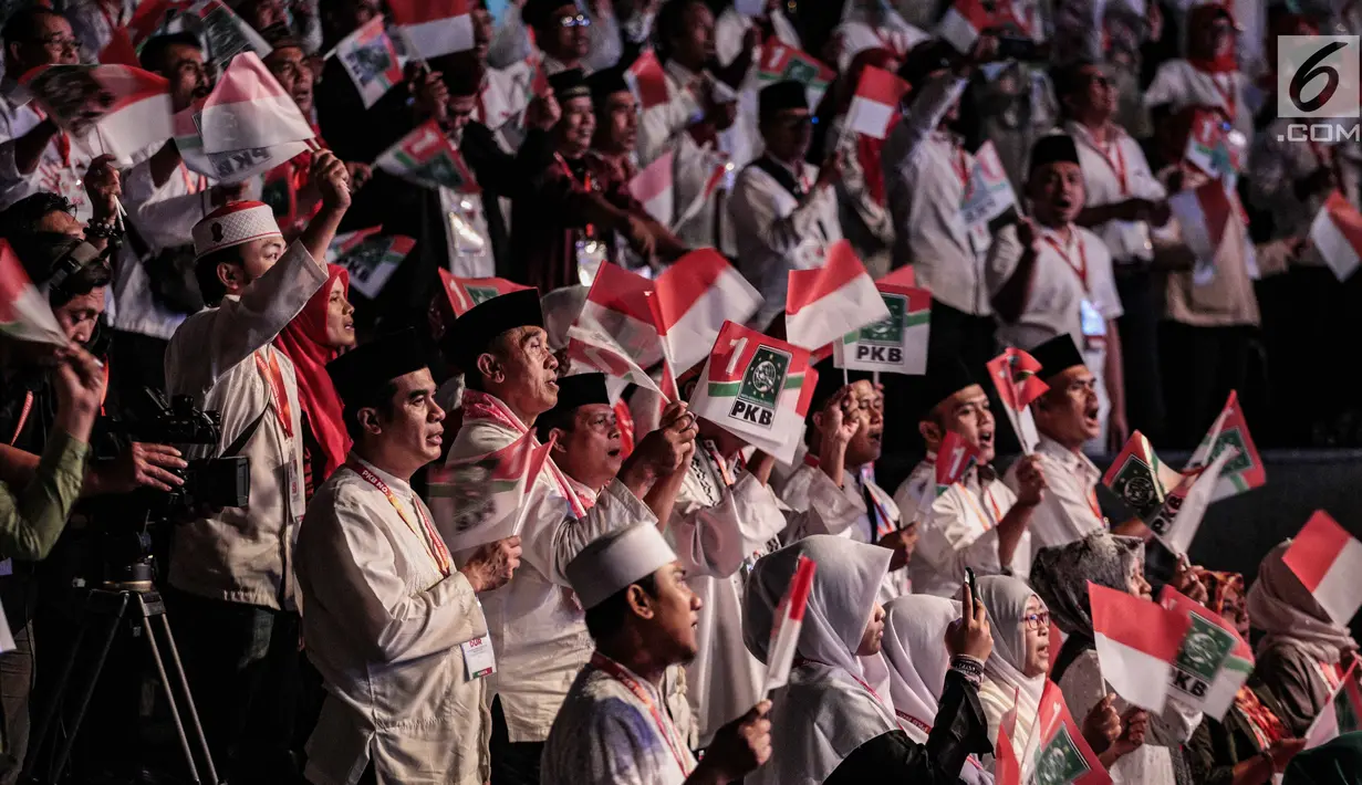 Kader PKB menghadiri konsolidasi caleg PKB Pemilu 2019 sekaligus haul Abdurrahman Wahid, Gus Dur di Jakarta, Senin (17/12). Jokowi meminta caleg dari PKB  untuk mencegah isu-isu hoax dalam  meningkatkan elektabilitas partai. (Liputan6.com/Faizal Fanani)