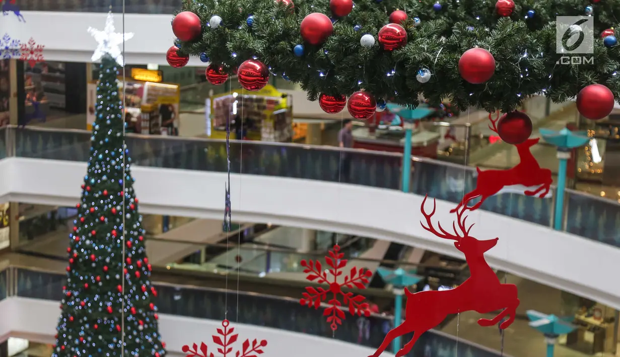Dekorasi Natal yang menghiasi salah satu sudut Mall Ciputra di Jakarta barat, Selasa (19/12). Mal Ciputra Jakarta menyelenggarakan "It's Christmas Time" yang berlangsung 30 November 2017 hingga 3 Januari 2018. (Liputan6.com/Faizal Fanani)