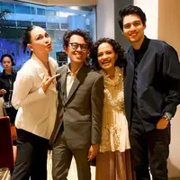 Luna Maya hadir dengan kemeja putih plisket serasi dengan heelsnya, dipadukan celana hitam. Sedangkan sang kekasih, Maxime tampil serba hitam. [@lunamaya]