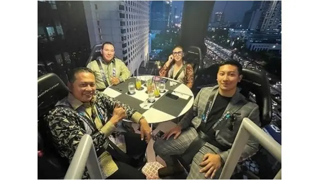 6 Potret Tommy Soeharto Coba Restoran Melayang yang Viral Bareng Sang Putra