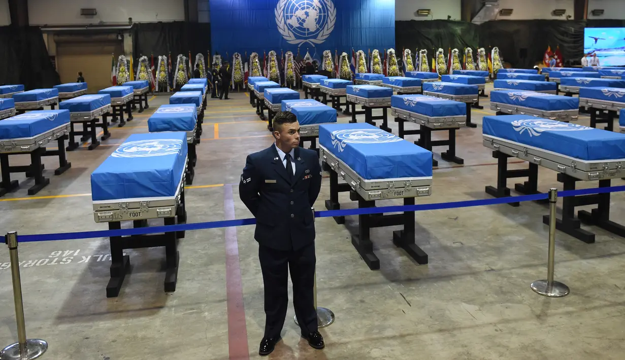 Pilot Amerika Serikat (AS) berjaga di samping peti mati tentara AS yang tewas dalam Perang Korea di Pangkalan Udara Osan, Pyeongtaek, Korea Selatan, Rabu (1/8). (Jung Yeon-je/Pool/AFP)