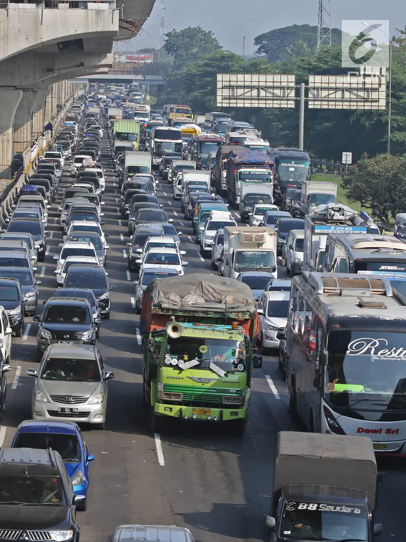 Contraflow Dibuka, Tol Jakarta-Cikampek Tetap Macet