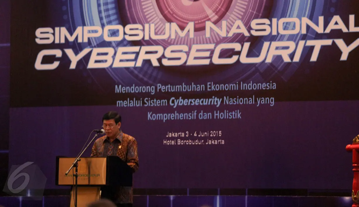 Menko Polhukam, Tedjo Edhy Purdijatno memberikan sambutan di acara Simposium Nasional Cybersecurity (SNCS), Jakarta, Rabu (3/6/2015). Presiden Jokowi berhalangan hadir untuk membuka acara tersebut. (Liputan6.com/Faizal Fanani)