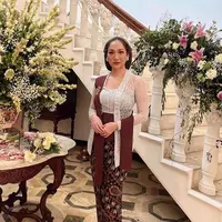 Penampilan anggun dari BCL ketika mengenakan kebaya kutu baru berwarna putih yang dipadu padankan dengan kain batik bernuansa cokelat tua sebagai rok, dan selendang bernuansa wine. BCL tampil semakin ayu dengan gaya rambut disanggul ke belakang dan aksesori anting perak yang dikenakannya. [@itsmebcl]