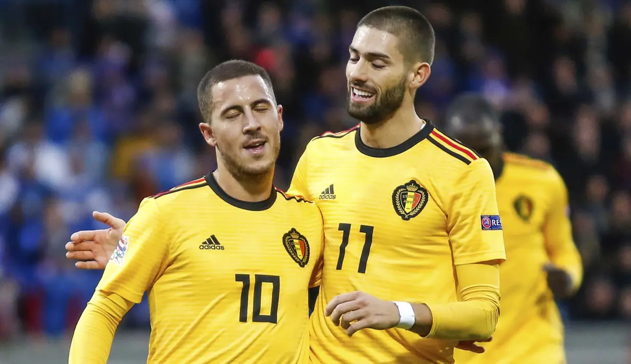 Penyerang Belgia, Eden Hazard, melakukan selebrasi bersama Yannick Carrasco, ke gawang Islandia pada laga UEFA Nations League di Stadion Laugardalsvollur, Selasa (11/9/2018). Belgia menang 3-0 atas Islandia. (AP/Brynjar Gunnarsson)