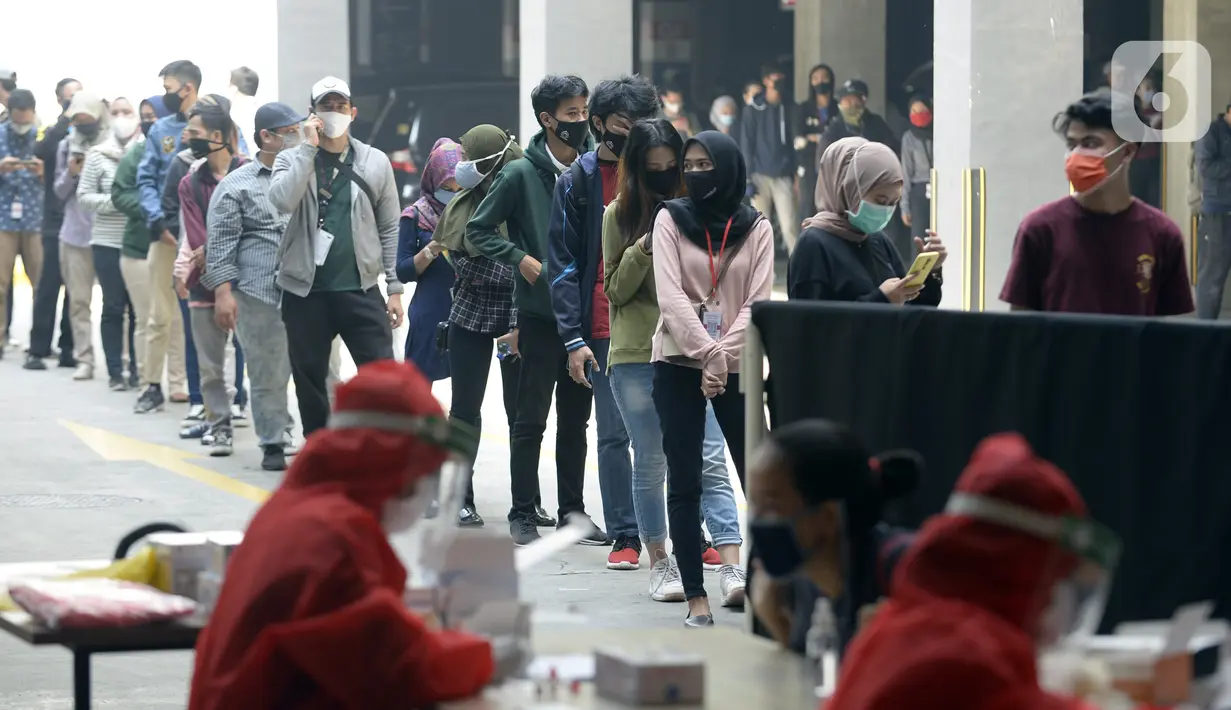Pegawai Aeon Mall mengantre untuk ikut rapid test massal di Aeon Mall, BSD City, Kabupaten Tangerang , Banten, Jumat (7/8/2020). Rapid test yang diikuti ratusan pegawai Aeon Mall tersebut dilakukan untuk mencegah penularan COVID-19 setelah dua pegawai terindikasi positif. (merdeka.com/Dwi Narwoko)