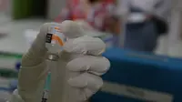 Petugas medis menyiapkan vaksin Covid-19 untuk siswa di SMUN 20 Jakarta, Kamis (1/7/2021). Per tanggal 1 Juli 2021, anak-anak usia 12-17 tahun di DKI Jakarta sudah mulai mendapatkan vaksinasi. Agar anak-anak kita terlindungi dari wabah Covid-19 dengan varian baru. (merdeka.com/Imam Buhori)