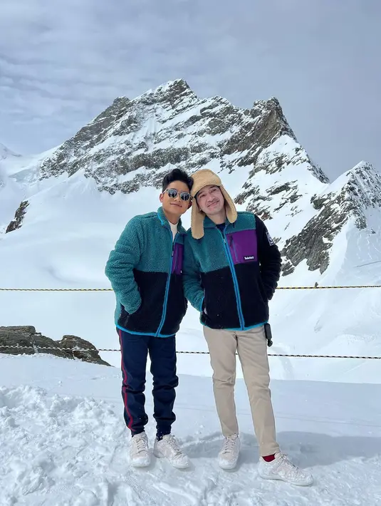 <p>Main ke daerah bersalju, Ruben Onsu dan Betrand Peto twinning dengan jaket bulu yang hangat.(Foto: Instagram @ruben_onsu)</p>
