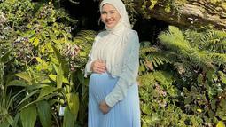 Lewat media sosial Instagramnya, Kesha Ratuliu membagikan foto dengan kenakan baju putih dan rok besar berwarna biru dipadukan dengan hijab warna putih yang terlihat cantik. Terlebih, istri Adhi Permana ini pancarkan pesona kecantikan bumil yang kini mengandung anak keduanya.
(Liputan6.com/IG/@kesharatuliu05)