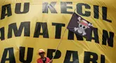 Seorang warga Pulau Pari, Jakarta Utara, berpakaian layaknya tokoh utama anime Jepang One Piece, saat aksi unjuk rasa di depan kantor Kementerian Kelautan dan Perikanan di Jakarta pada Rabu 8 Oktober 2025. (Yasuyoshi CHIBA/AFP)