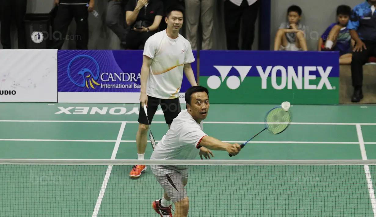 Menpora, Imam Nahrawi berpasangan Kevin Sanjaya menghadapi Chandra Wijaya dan Ricky Subagja pada laga eksebisi di CWIBC, Serpong, Selasa, (19/12/17). Acara tersebut sekaligus pemberian penghargaan kepada Tokoh Bulutangkis. (Bola.com/M Iqbal Ichsan)