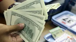 Penguatan nilai tukar rupiah terhadap dollar terkait pelantikan Presiden Joko Widodo tida hari   lalu, Jakarta, Kamis (23/10/2014) (Liputan6.com/Johan Tallo) 