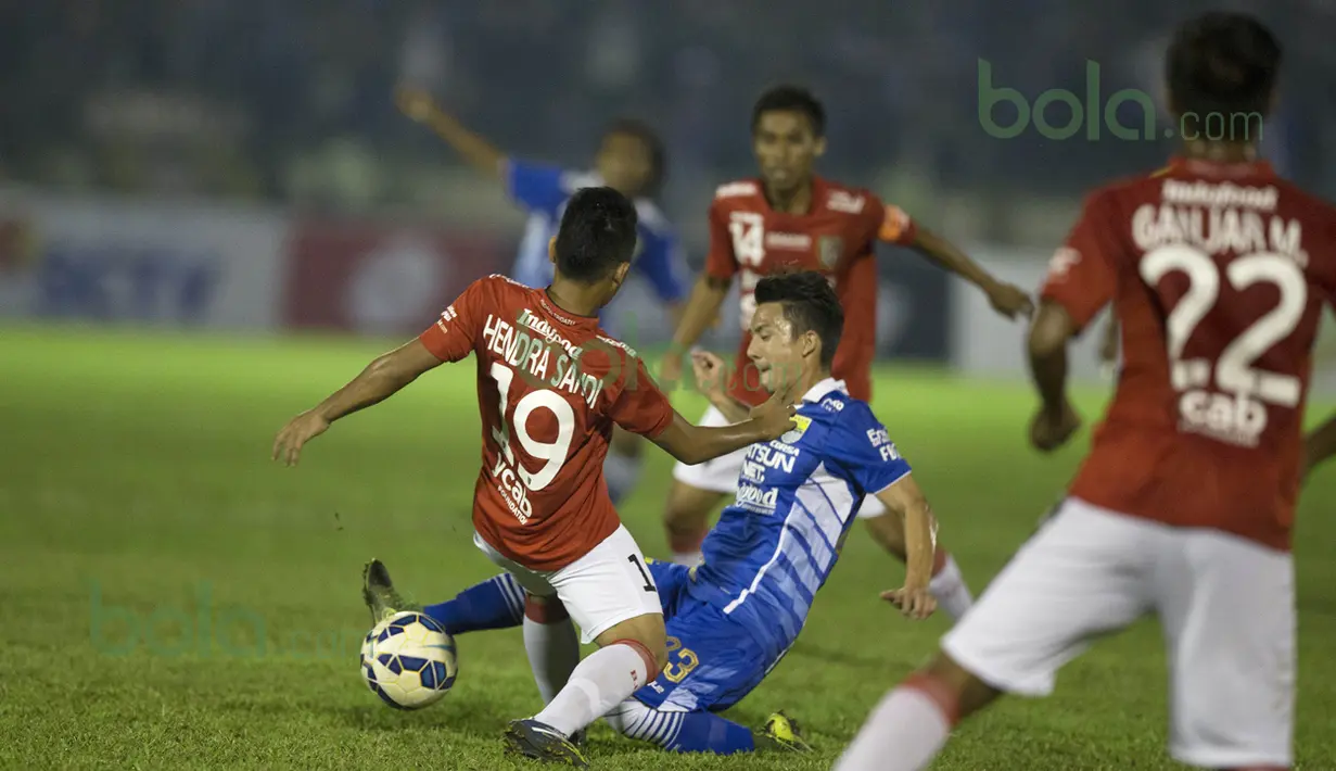 Pemain Persib, Kim Jeffrey Kurniawan, berebut bola dengan pemain Bali United dalam laga persahabatan di Stadion Siliwangi, Bandung, Sabtu (13/2/2016). (Bola.com/Vitalis Yogi Trisna) 