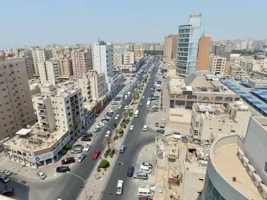 Suasana lalu lintas di area Farwaniya, Kegubernuran Farwaniya, Kuwait (26/7/2020). Kuwait akan memulai rencana fase ketiga untuk kembali ke kehidupan normal pada 28 Juli, kata Tareq Al-Mezrem, juru bicara pemerintah, pada Kamis (23/7). (Xinhua/Asad)
