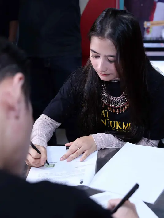 Prilly memerankan tokoh Gendis, seorang gadis remaja Dieng, Wonosobo. Sedangkan  Tio Pakusadewo diplot sebagai Danu, ayah Gendis yang bekerja sebagai wayang orang di Candi Arjuna. (Nurwahyunan/Bintang.com)
