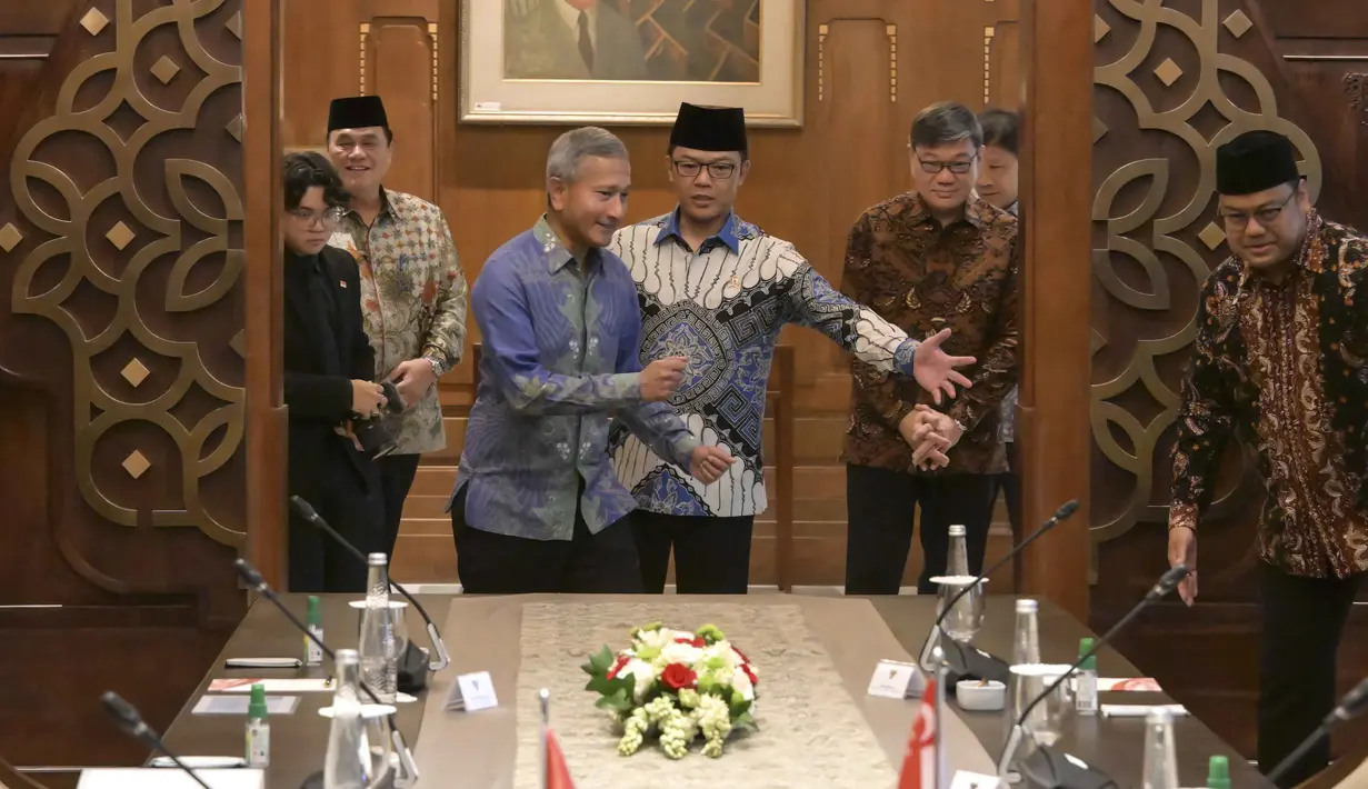 Menlu Sugiono menyebut Indonesia dan Singapura memiliki pandangan yang sejalan dalam memperkuat kolaborasi untuk menghadapi tantangan global. Tampak dalam foto, Menteri Luar Negeri Indonesia Sugiono (tengah kanan) menyambut Menteri Luar Negeri Singapura Vivian Balakrishnan saat pertemuan mereka di Gedung Kementerian Luar Negeri, Jakarta pada Selasa 12 Mei 2026. (BAY ISMOYO/AFP)