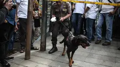 Polisi bergerak cepat mencari pelaku pembunuhan dengan mengerahkan anjing pelacak untuk menyisir sekitar lokasi.