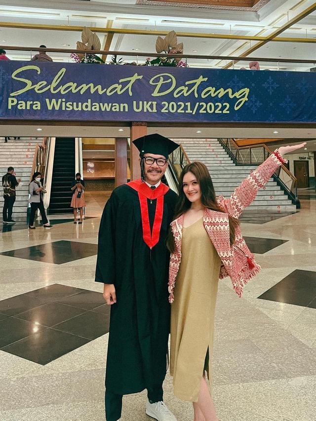 6 Momen Ferry Salim Jalani Wisuda di Usia 56 Tahun, Raih Gelar Sarjana Hukum