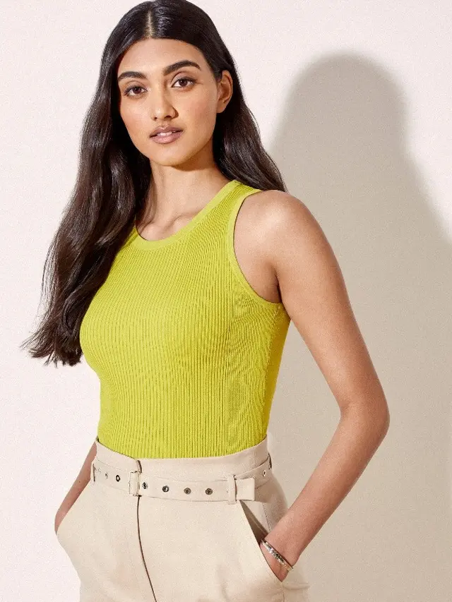 Busana Bernuansa Musim Panas untuk Si Petualang dari Karen Millen