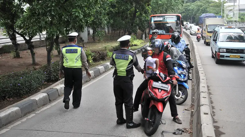 Polisi Tilang Pengendara Nekat Terobos Jalur Bus Transjakarta