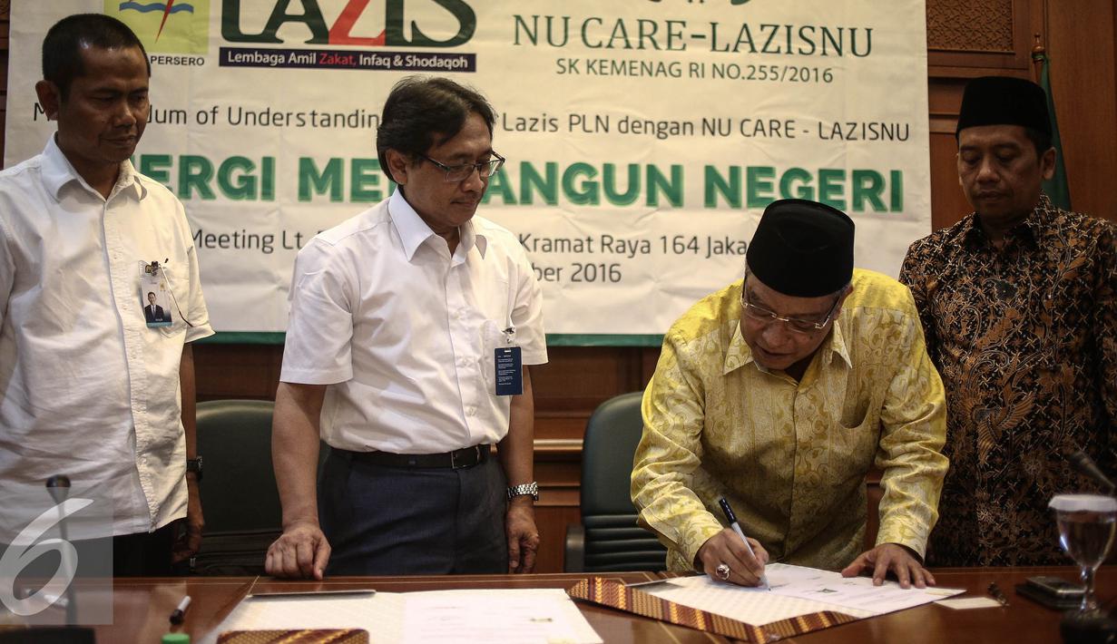 KH. Said Aqil menandatangani MoU Pendistribusian dan Pendayagunaan Zakat NU Care - LAZISNU dengan Yayasan PLN di Gedung PBNU, Jakarta, Kamis (29/12). Serta Program Kesehatan berupa 2 unit mobil ambulan senilai 400 juta rupiah. (Liputan6.com/Faizal Fanani)