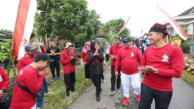Bupati Banuwangi Ipuk Fiestiandani (Baju Hitam) ikut napak tilis ke petilasan Raja Blambangan Parabu Tawangalun (Istimewa)