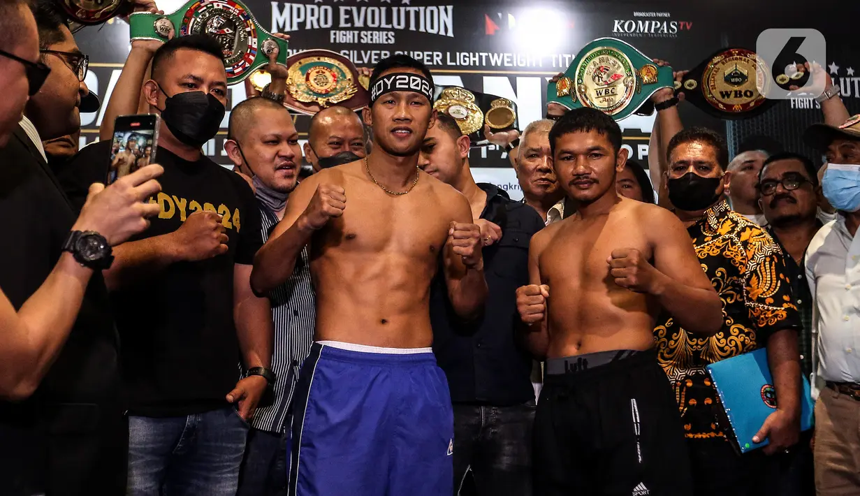 Petinju Indonesia Daud Yordan (kiri) dan lawannya petinju Thailand Panya Uthok berpose usai mengikuti sesi timbang badan di Balai Sarbini, Jakarta, Kamis (30/6/2022). Memperebutkan WBC Asian Boxing Council Silver, Daud Yordan dan Panya Uthok bakal bertarung pada Jumat, 1 Juli 2022.(Liputan6.com/Johan Tallo)