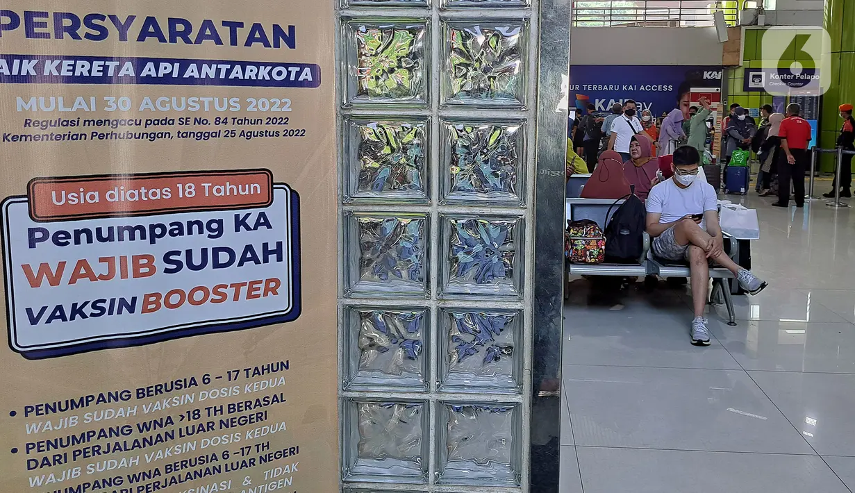 Penumpang kereta api jarak jauh menunggu di Stasiun Gambir, Jakarta Pusat, Rabu (21/12/2022). Jelang Natal dan Tahun Baru PT KAI mengantisipasi cuaca ekstrem dan daerah rawan, Daop 1 Jakarta menyiapkan Alat Material Untuk Siaga (AMUS) yang ditempatkan di lokasi rawan apabila terjadi hambatan akibat cuaca ekstrem seperti banjir, amblesan dan tanah longsor. AMUS yang siapkan berupa batu balas, bantalan rel, pasir, karung, besi (untuk jembatan), alat penambat rel, dan alat berat lainnya. (Liputan6.com/Johan Tallo)
