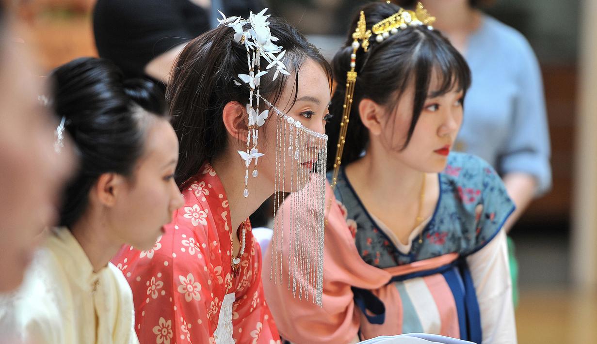 Foto Pesona Model Bergaya Dalam Balutan Busana Tradisional China