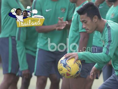 Aksi Beny Wahyudi memainkan bola layaknya bermain basket pada sesi latihan di Hotel Grand Fourwings, (17/12/2016). (Bola.com/Vitalis Yogi Trisna)