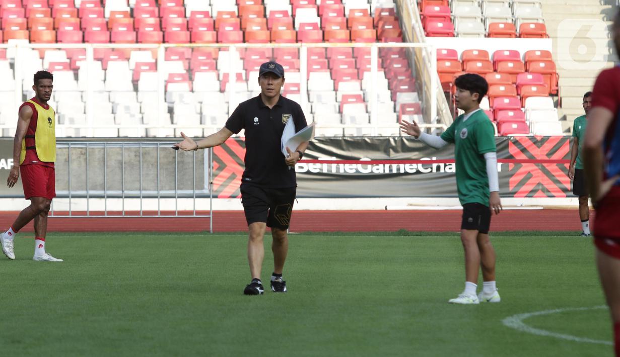 Pelatih, Shin Tae-yong (kedua kiri) memberi arahan pada pemain Timnas Indonesia saat latihan di Stadion Utama Gelora Bung Karno, Jakarta, Selasa (20/12/2022). Piala AFF 2022 diikuti oleh 10 tim peserta termasuk timnas Indonesia. Pada babak penyisihan, ke-10 tim tersebut dibagi menjadi dua grup dengan masing-masing grup berisikan lima tim. (Liputan6.com/Helmi Fithriansyah)
