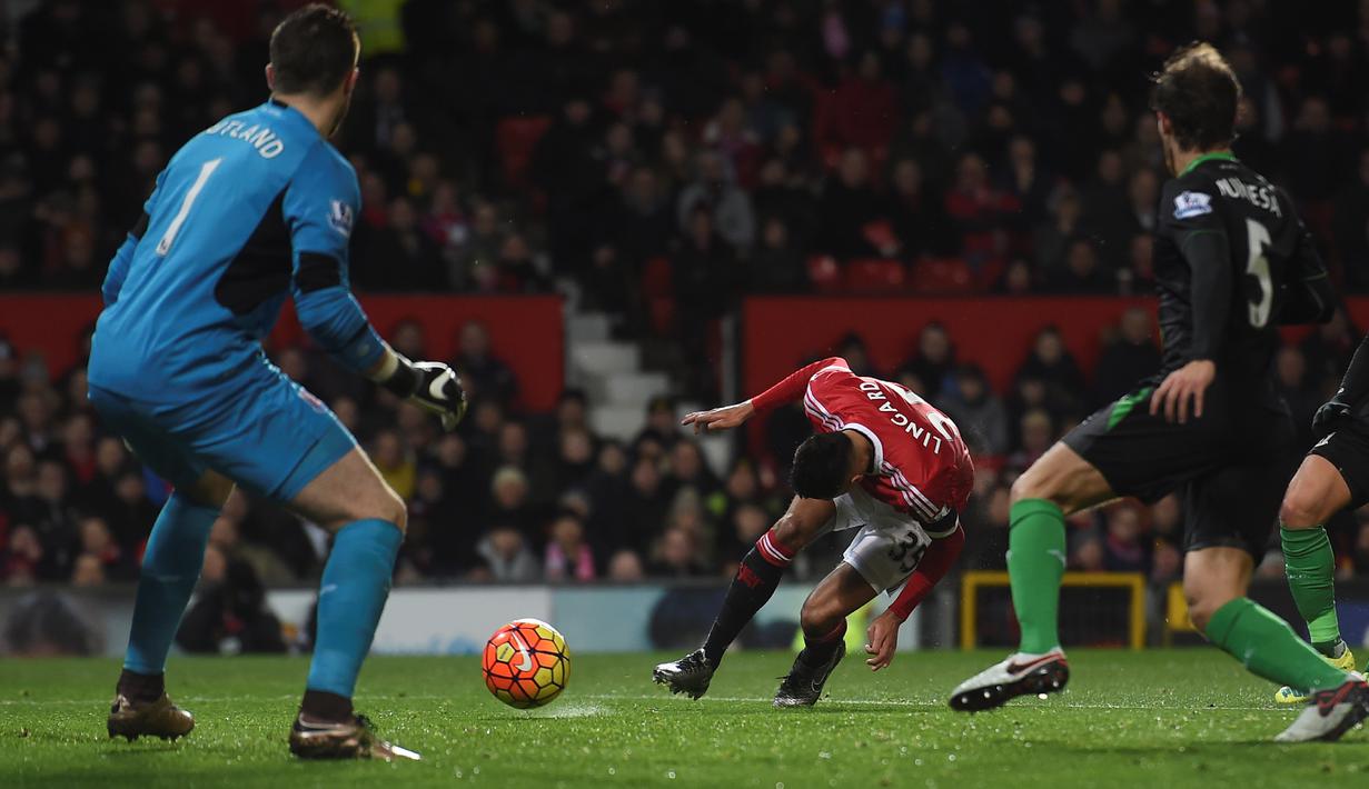 Sundulan Jesse Lingard ini berbuah gol pertama Manchester United ke gawang Stoke City dalam lanjutan Liga Inggris di Stadion Old Trafford, Manchester, Rabu (3/2/2016) dini hari WIB. (AFP/Paul Ellis)