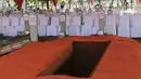 Makam Presiden ke-3 RI BJ Habibie di TMP Kalibata, Jakarta, Kamis (12/9/2019). Habibie meninggal setelah mendapat perawatan intensif selama beberapa hari terakhir di RSPAD Gatot Subroto Jakarta Pusat. (Liputan6.com/Herman Zakharia)