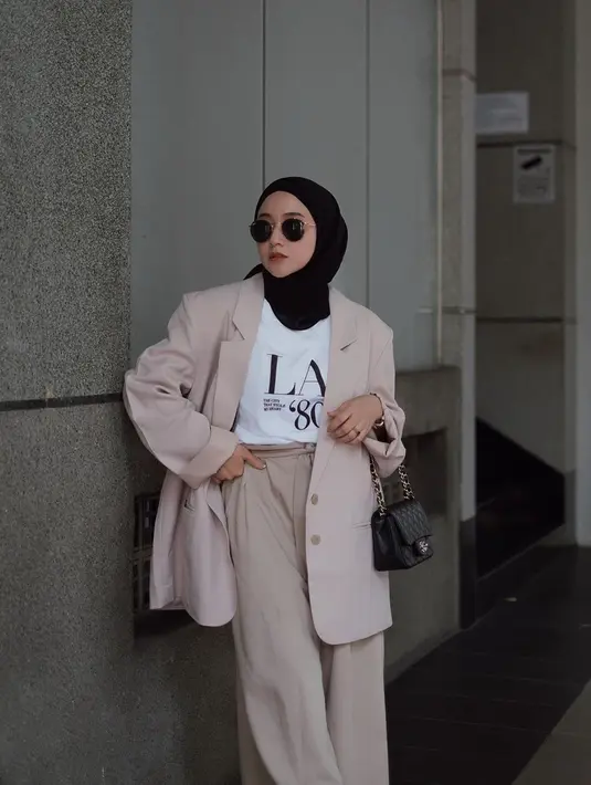 Penampilan kece Nisa Cookie pakai jas kian menawan saat ia pakai kacamata. Kacamata yang ia kenakan juga senada dengan warna hijabnya. Tak heran foto cantik Nisa Cookie ini kian memancarkan aura menawannya. Jas dan padu padan outfit Nisa selalu bisa jadi inspirasi. (Liputan6.com/IG/@nisacookie)