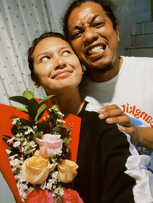 <p>Kembali berpose menampilkan kemesraan dengan sang suami, Indah Permatasari tampak bahagia diberi bunga. Walau wajahnya tak mengenakan riasan sama sekali, aura kebahagiaannya sangat memancar, bukan, Sahabat FIMELA? Foto: Instagram.</p>