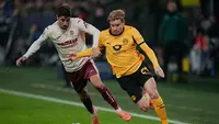 Santi Comesana dan Daniel Svensson berebut bola dalam laga Liga Champions antara Borussia Dortmund vs Villarreal di Signal Iduna Park, 26 November 2025. (AP Photo/Martin Meissner)