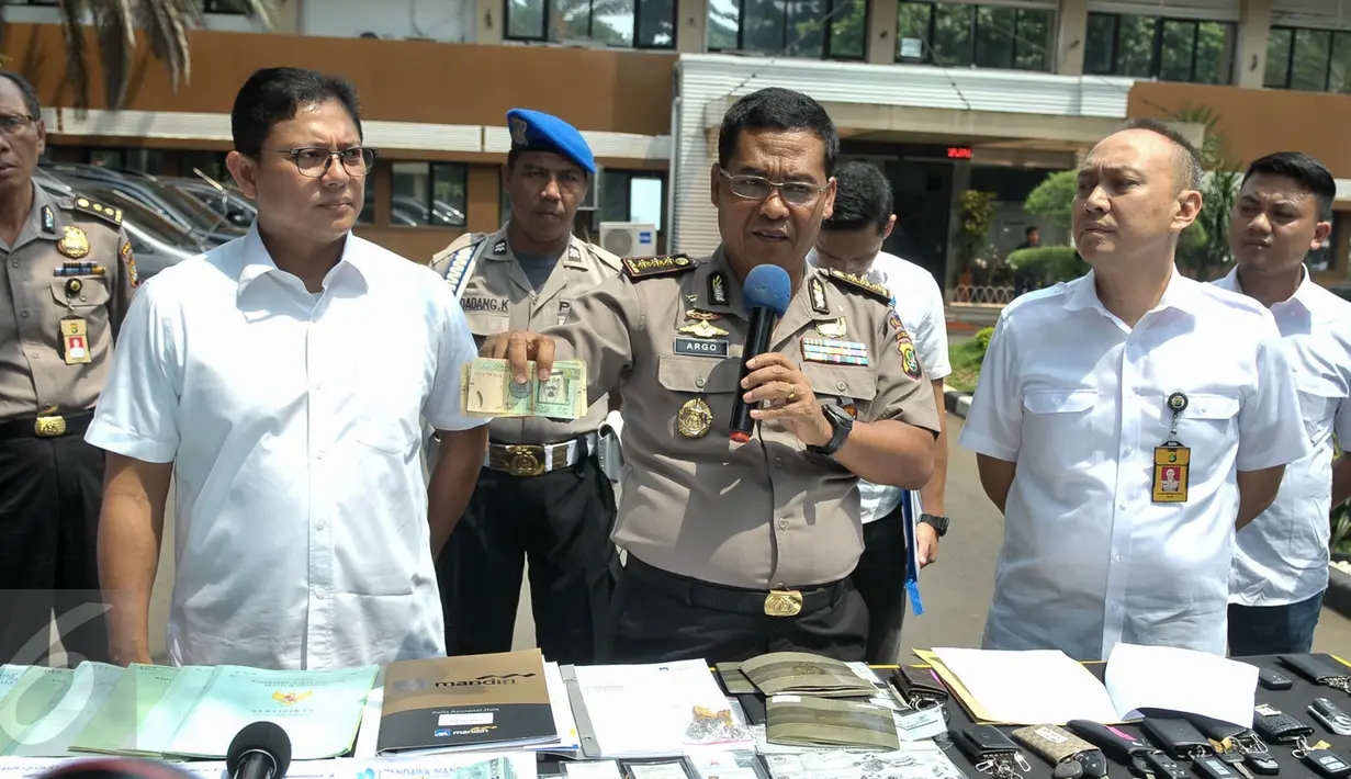 Kabid Humas Polda Metro Jaya Kombes Pol Argo Yuwono menunjukan barang bukti kasus dugaan penipuan, penggelapan dan tindak pidana pencucian uang (TPPU) Pandawa Group di Polda Metro, Jakarta, Kamis (9/3). (Liputan6.com/Yoppy Renato)