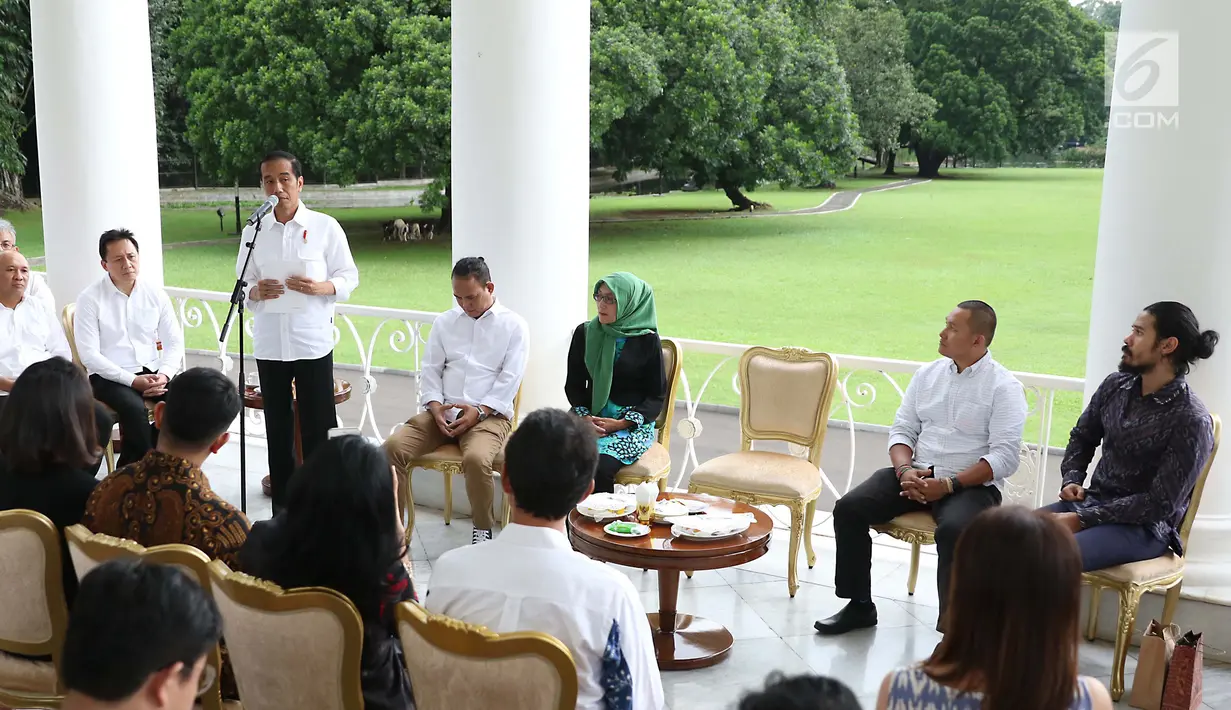 Presiden Joko Widodo berbincang dengan para pelaku bisnis industri kopi Tanah Air saat Ngopi Sore di Istana Bogor, Jawa Barat, Minggu (1/10). Acara Ngopi Sore ini untuk mendorong dan memotivasi pebisnis kopi. (Liputan6.com/Angga Yuniar)