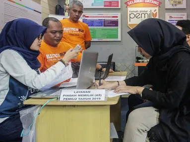 Warga mengurus formulir A5 atau surat pindah memilih di Kantor KPU Kota Jakarta Pusat, Minggu (17/2). KPU menggelar pelayanan pindah memilih yang dibagi menjadi dua tahap. (Liputan6.com/Faizal Fanani)