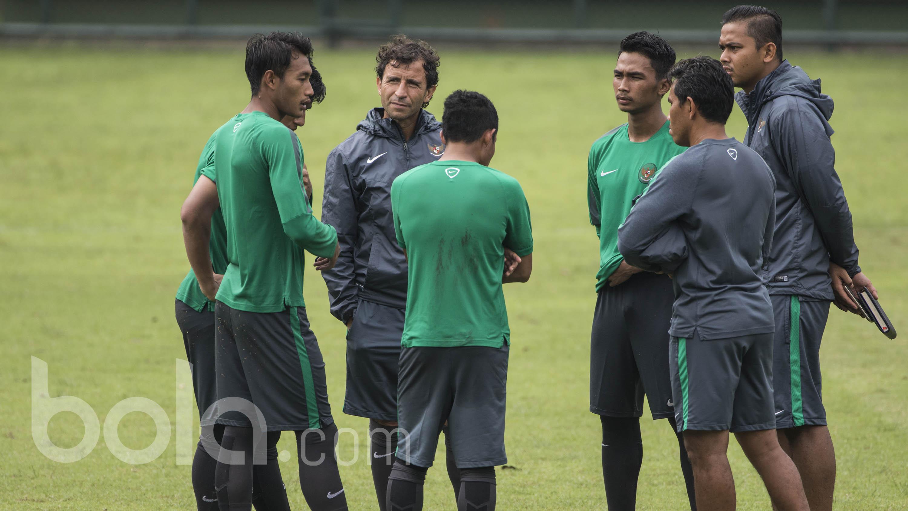 Pelatih Timnas Indonesia U-22, Luis Milla, memanggil Evan Dimas, Hansamu Yama, Bagas Adi dan Hanif Sjahbandi usai latihan di Lapangan SPH Karawaci, Banten, Rabu (10/5/2017). (Bola.com/Vitalis Yogi Trisna)