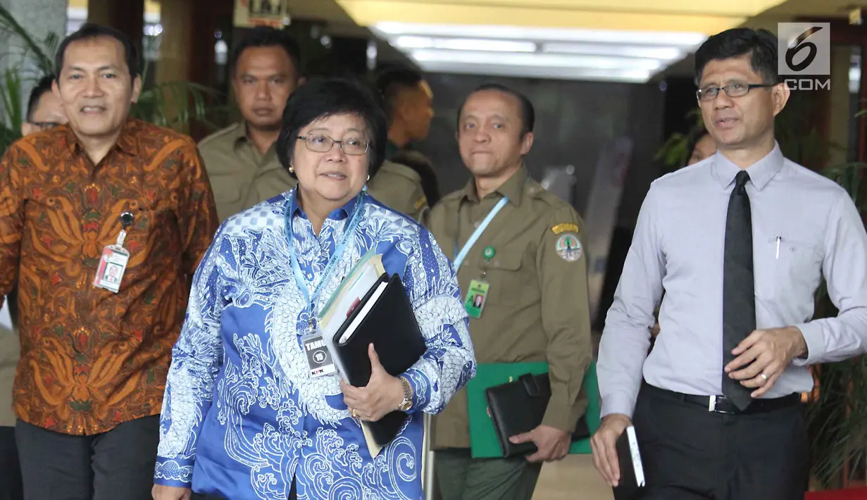 Menteri LHK, Siti Nurbaya berjalan meninggalkan Gedung KPK seusai melakukan konsultasi, Jakarta, Senin (19/2). Salah satu yang dikonsultasikan Menteri Siti Nurbaya tentang tindak lanjut dari permohonan praperadilan DL Sitorus. (Liputan6.com/Angga Yuniar)
