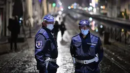 Polisi berpatroli di sebuah jalan di tengah lonjakan infeksi coronavirus baru di Milan, Italia (22/10/2020). Pada Kamis (22/10) lonjakan infeksi COVID-19 mencapai 13.860, kata para pejabat. (Xinhua/Daniele Mascolo)