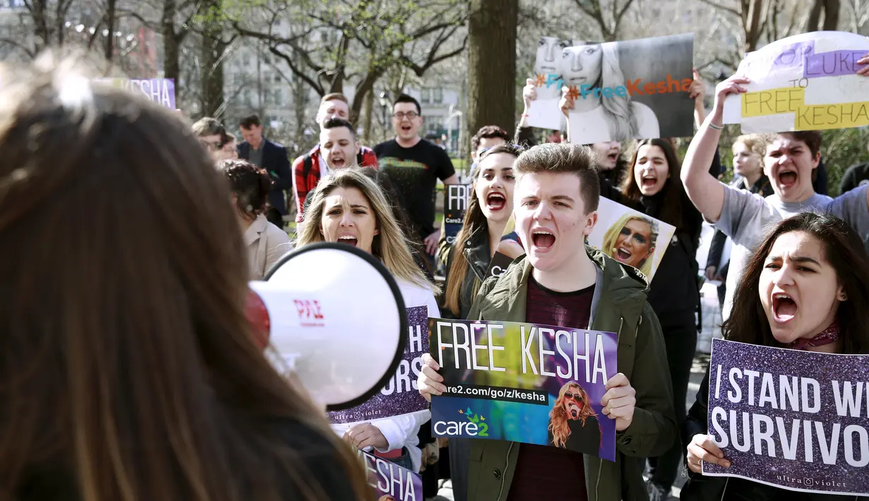 Aksi dukungan para penggemar kepada penyanyi Kesha di luar markas Sony di New York, Jumat (11/3). Mereka menuntut perusahaan rekaman Sony agar membebaskan penyanyi Kesha dari kontraknya dan memecat produser musiknya, Dr Luke. (REUTERS/Lucas Jackson)