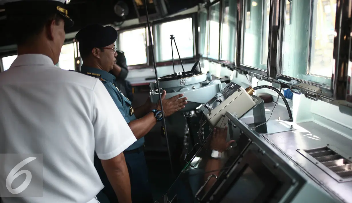 Tinjauan maritim Indonesia ke kapal JS Yuugiri di Pelabuhan Tanjung Priok, Jakarta, Senin (22/8). Kapal pasukan bela diri maritim Jepang mengunjungi Indonesia untuk mempererat persahabatan kedua negara dibidang Maritim. (Liputan6.com/Faizal Fanani)