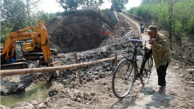 Warga Sragen Harus Uji Nyali Saat Lewat Jembatan Darurat Tanggan