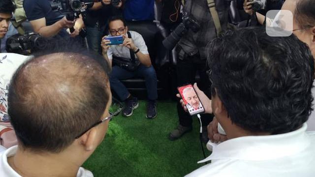 uji coba video call via jaringan 5G oleh Telkomsel memakai smartphone Oppo Reno 5G.