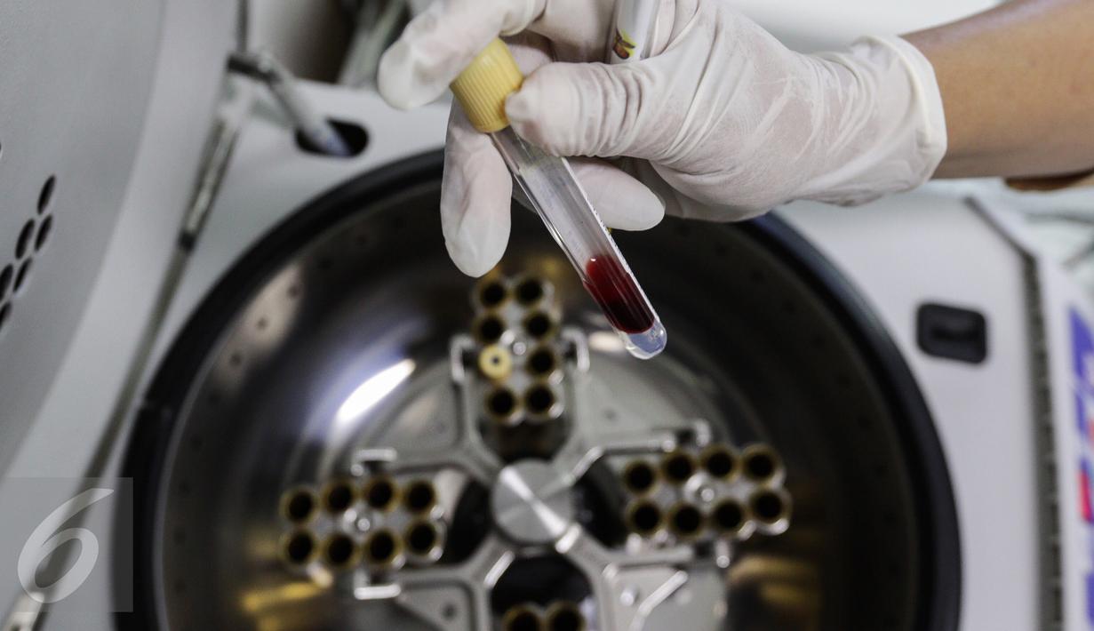 Seorang teknisi kesehatan menunjukkan tabung darah di pemutaran darah, laboratorium kesehatan, Rumah Sakit Husada, Jakarta, Rabu (08/2). Di HUT ke 92 tahun rumah sakit tersebut siapkan laboratorium tercanggih. (Fery Pradolo/Liputan6.com)