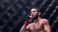 Islam Makhachev&nbsp;akan menghadapi Dustin Poirier pada laga UFC 302 di New Jersey Amerika Serikat, Minggu (2/6/2024) pukul 07.00 WIB. (AFP/Giuseppe CACACE)